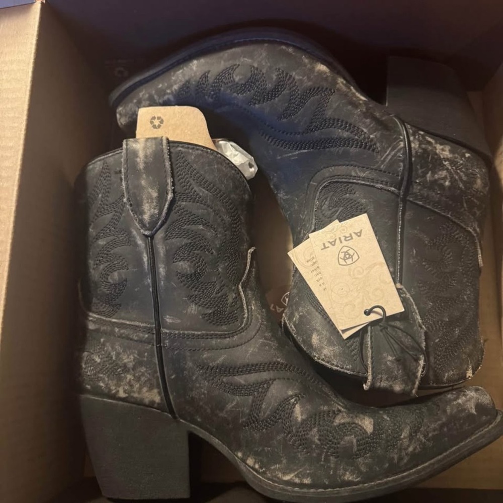 NIB Women’s Ariat Boots